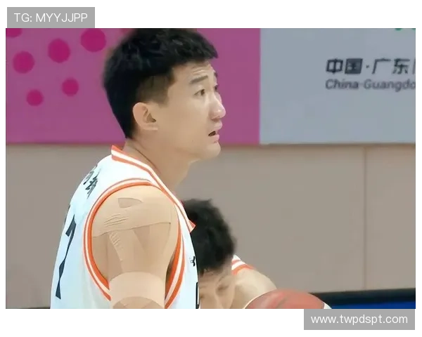 孙铭徽背后传球助攻卡尔顿飞身暴扣展现惊人配合能力